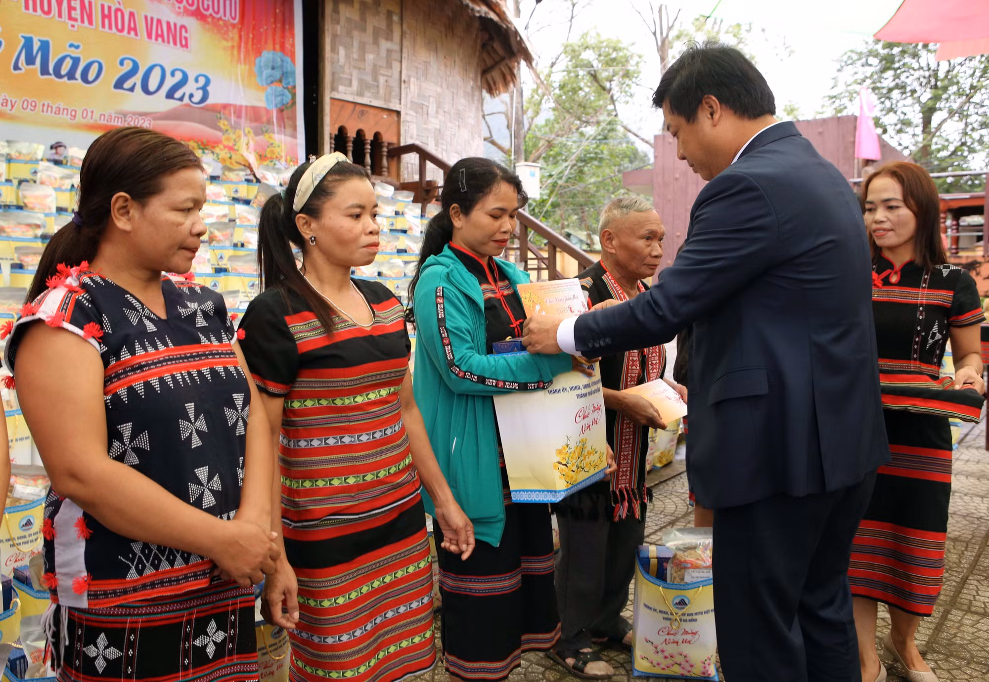 Tết Quý Mão 2023: Thăm, tặng quà Tết đồng bào dân tộc thiểu số ở Đà Nẵng ảnh 1