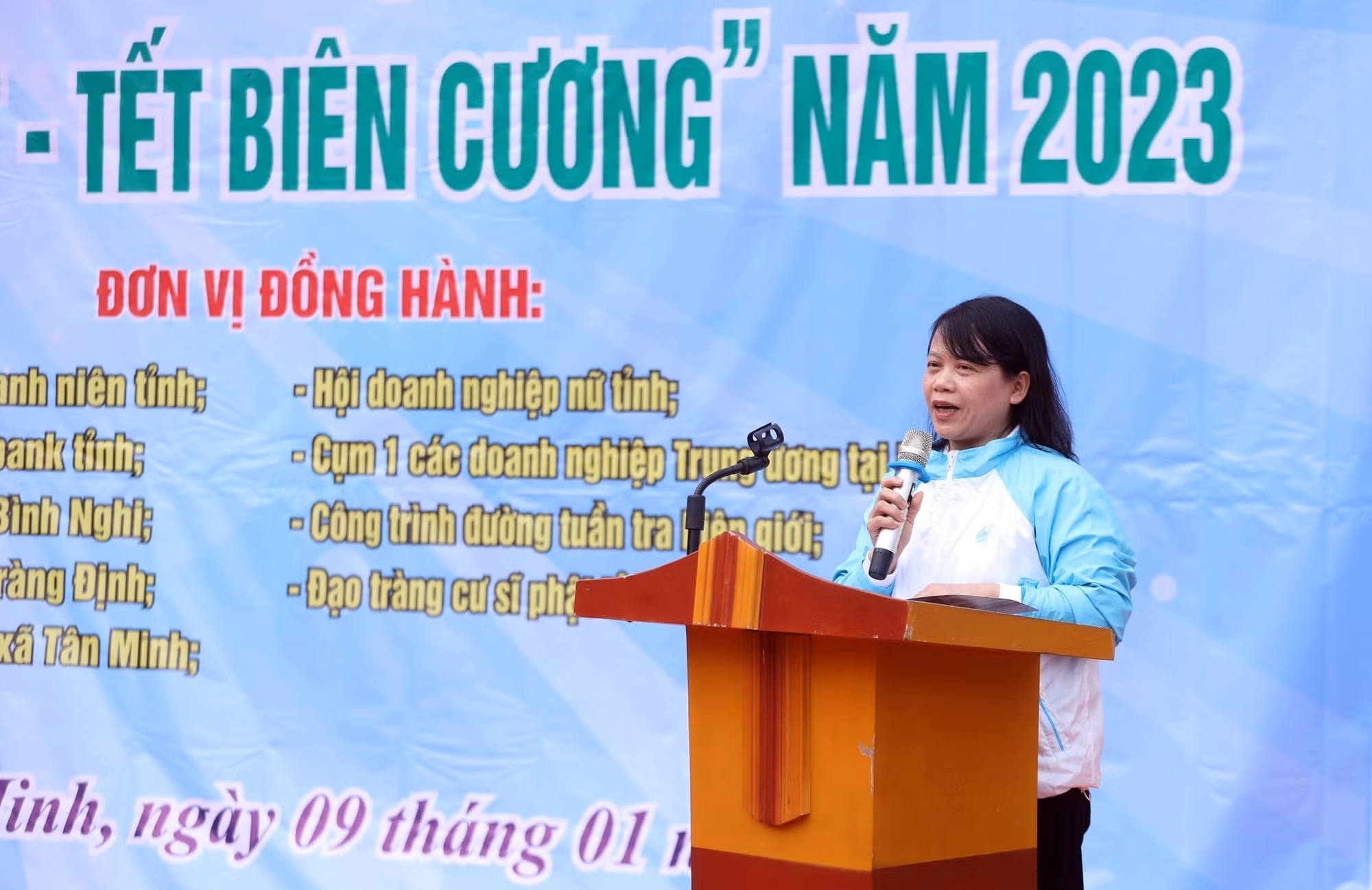 Tặng quà Tết cho học sinh và các gia đình khó khăn tại Lạng Sơn ảnh 7