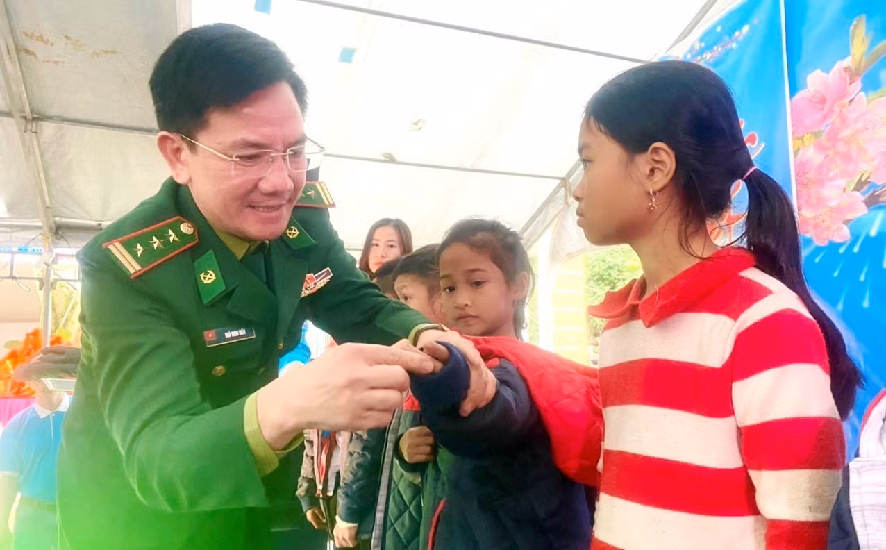 Quảng Bình: Xuân yêu thương đến với phụ nữ và học sinh khó khăn vùng biên giới ảnh 6