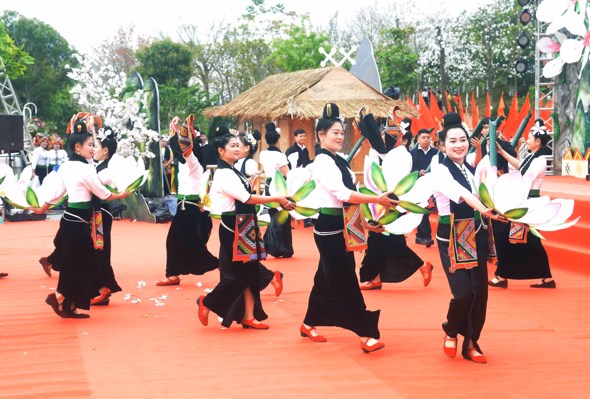Nét hấp dẫn trong Lễ hội “Mùa hoa Ban” ảnh 1