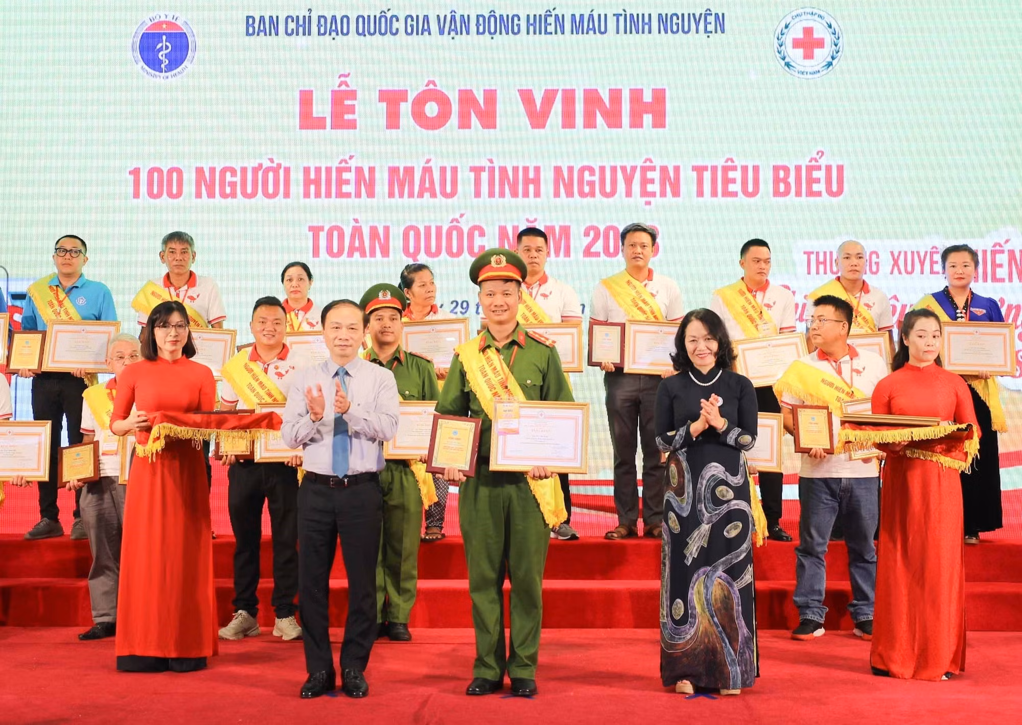 Tôn vinh 100 người hiến máu tiêu biểu ảnh 4