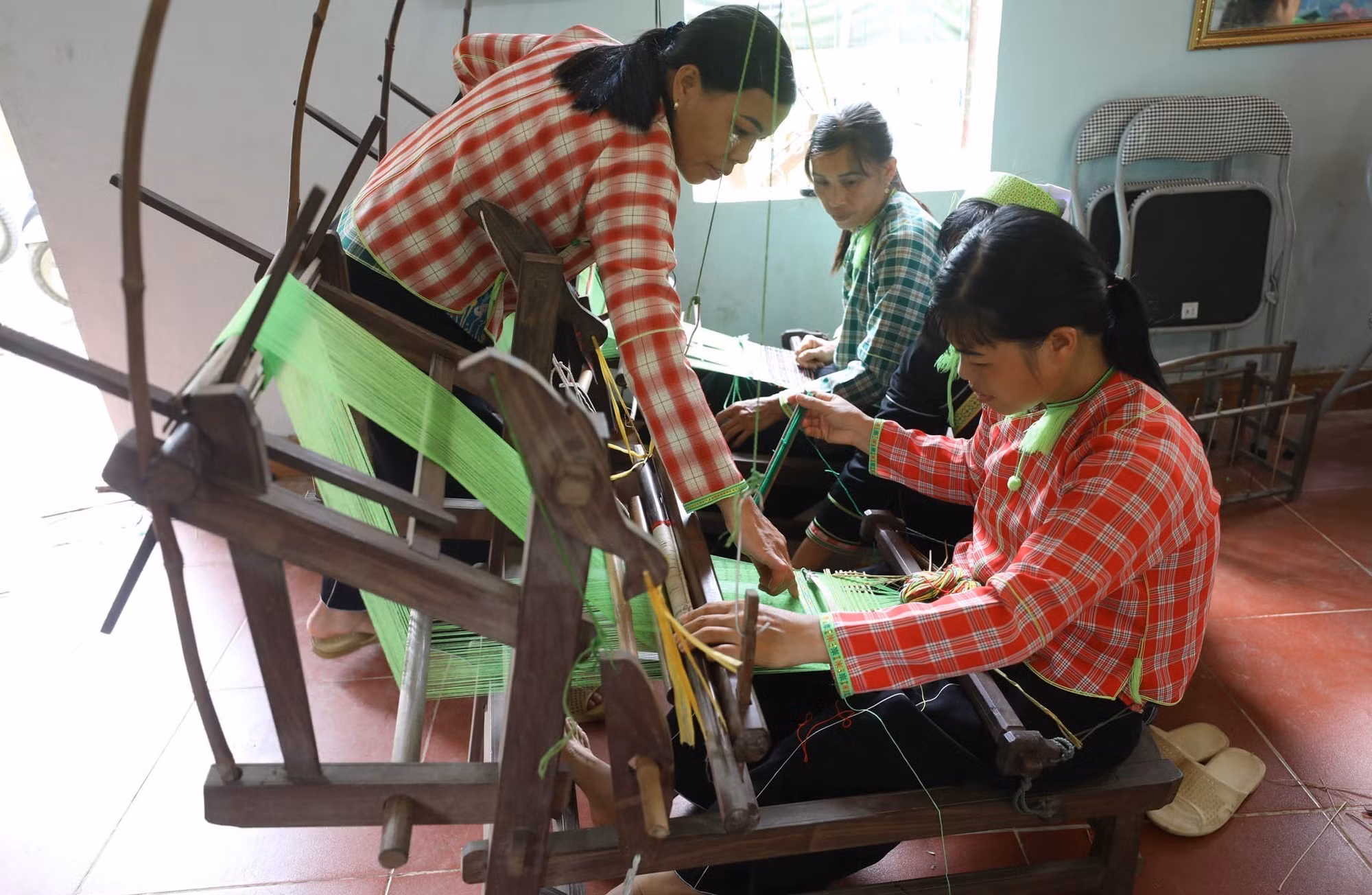 Lạng Sơn mở lớp truyền dạy thực hành nghề thêu, dệt thổ cẩm của người Nùng Phàn SLình ảnh 4