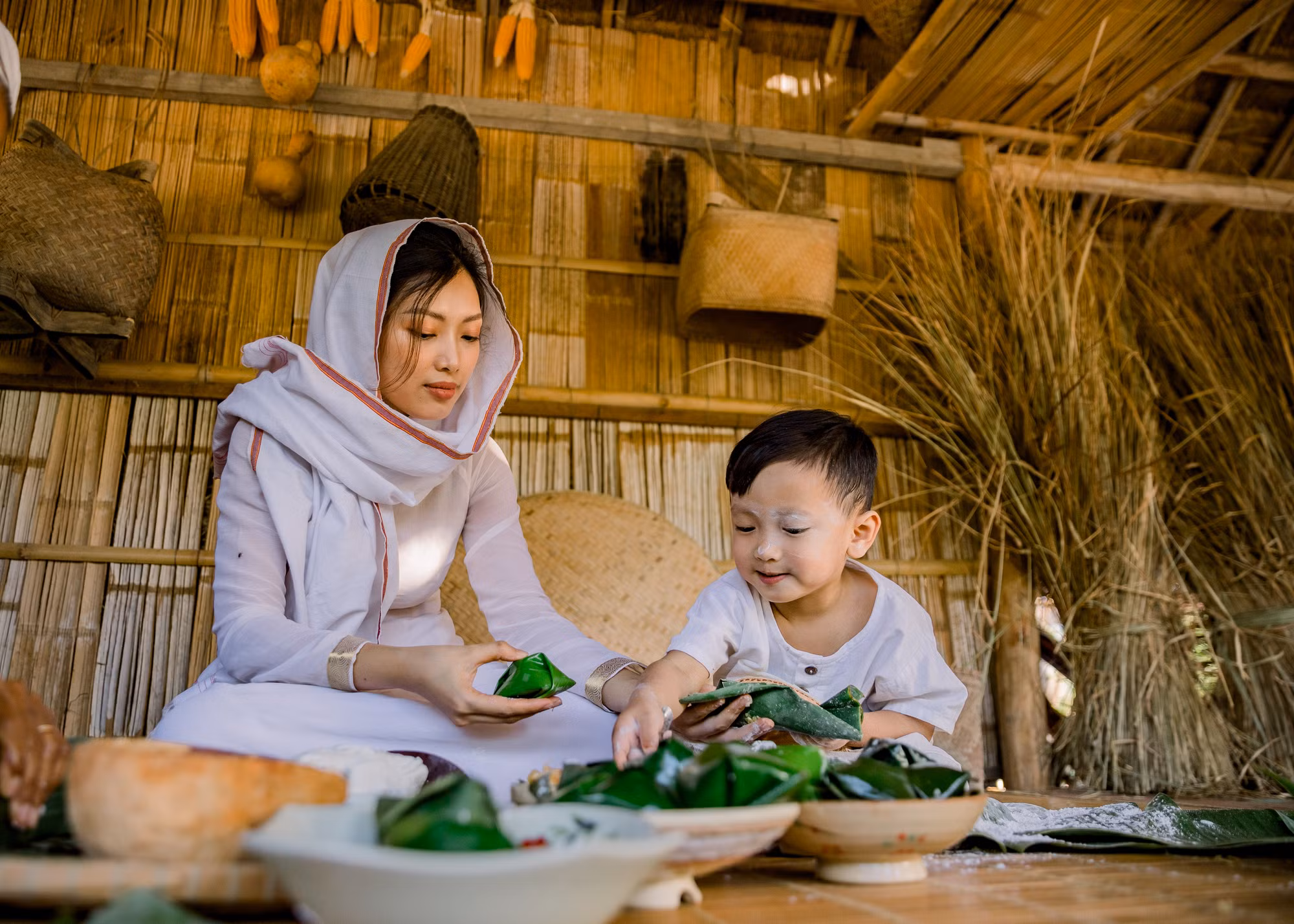 Mẹ con người Chăm cùng làm bánh truyền thống ảnh 1