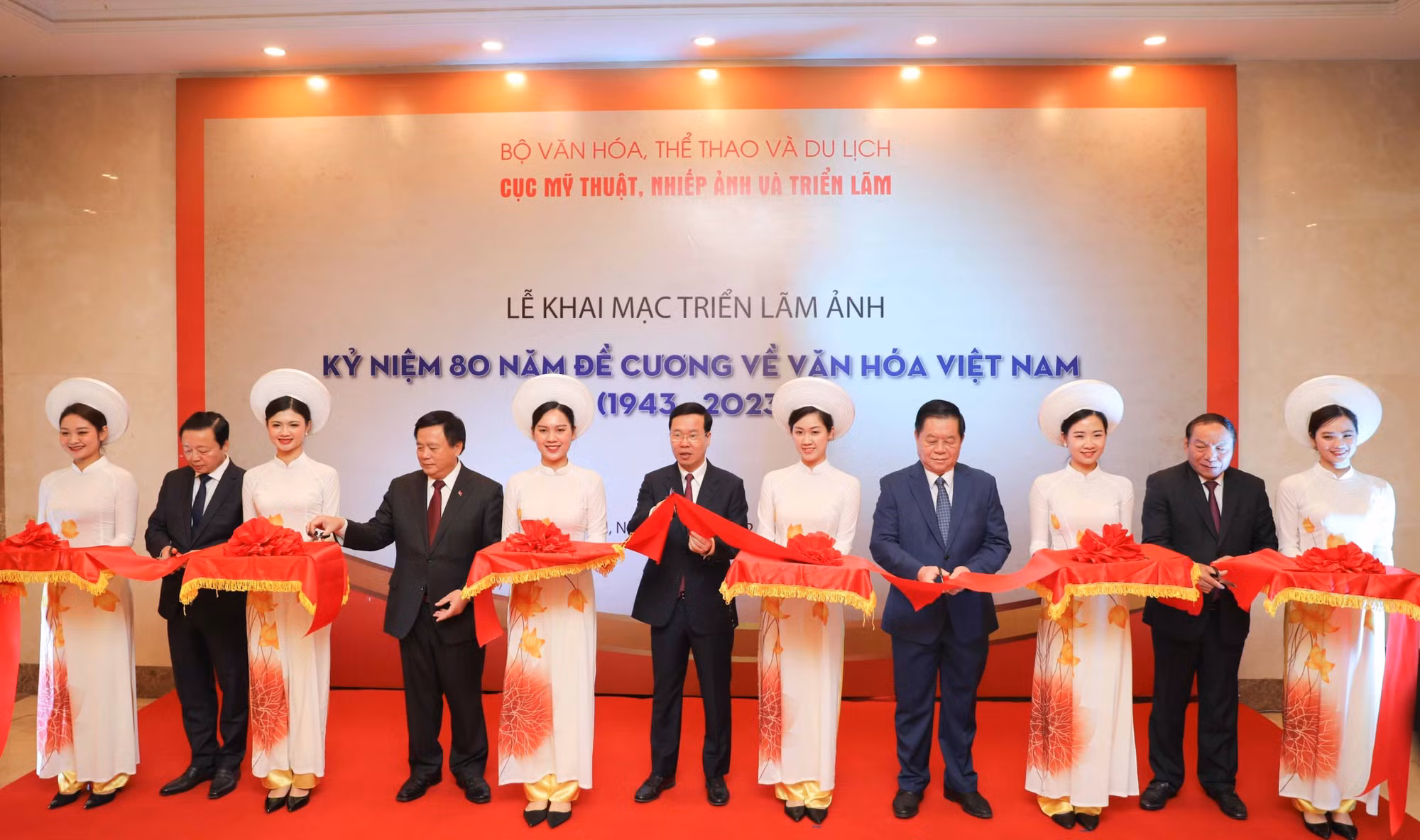Khai mạc triển lãm ảnh Kỷ niệm 80 năm Đề cương về Văn hóa Việt Nam ảnh 1
