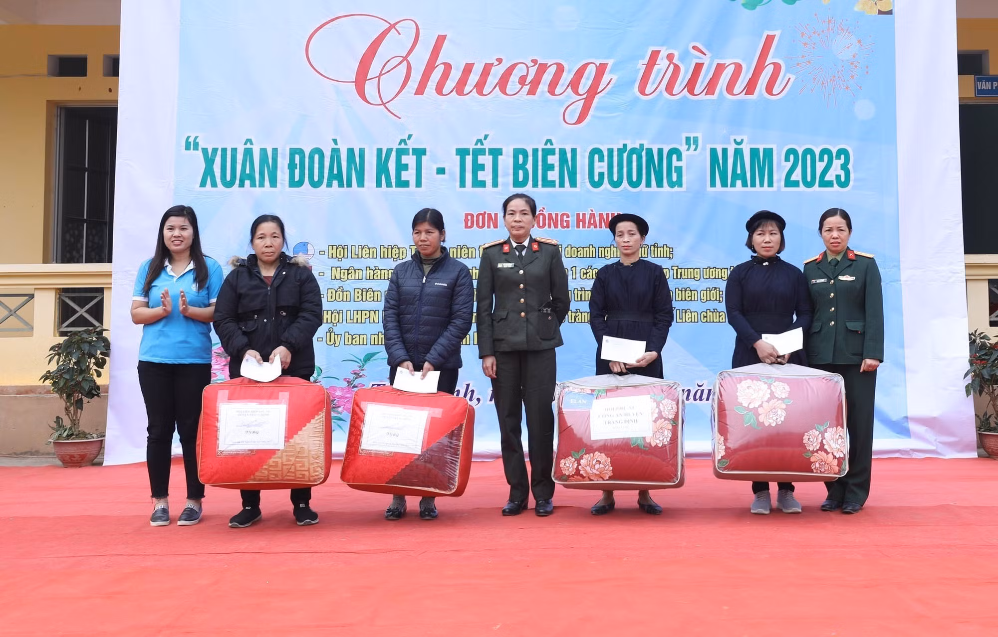 Tặng quà Tết cho học sinh và các gia đình khó khăn tại Lạng Sơn ảnh 6