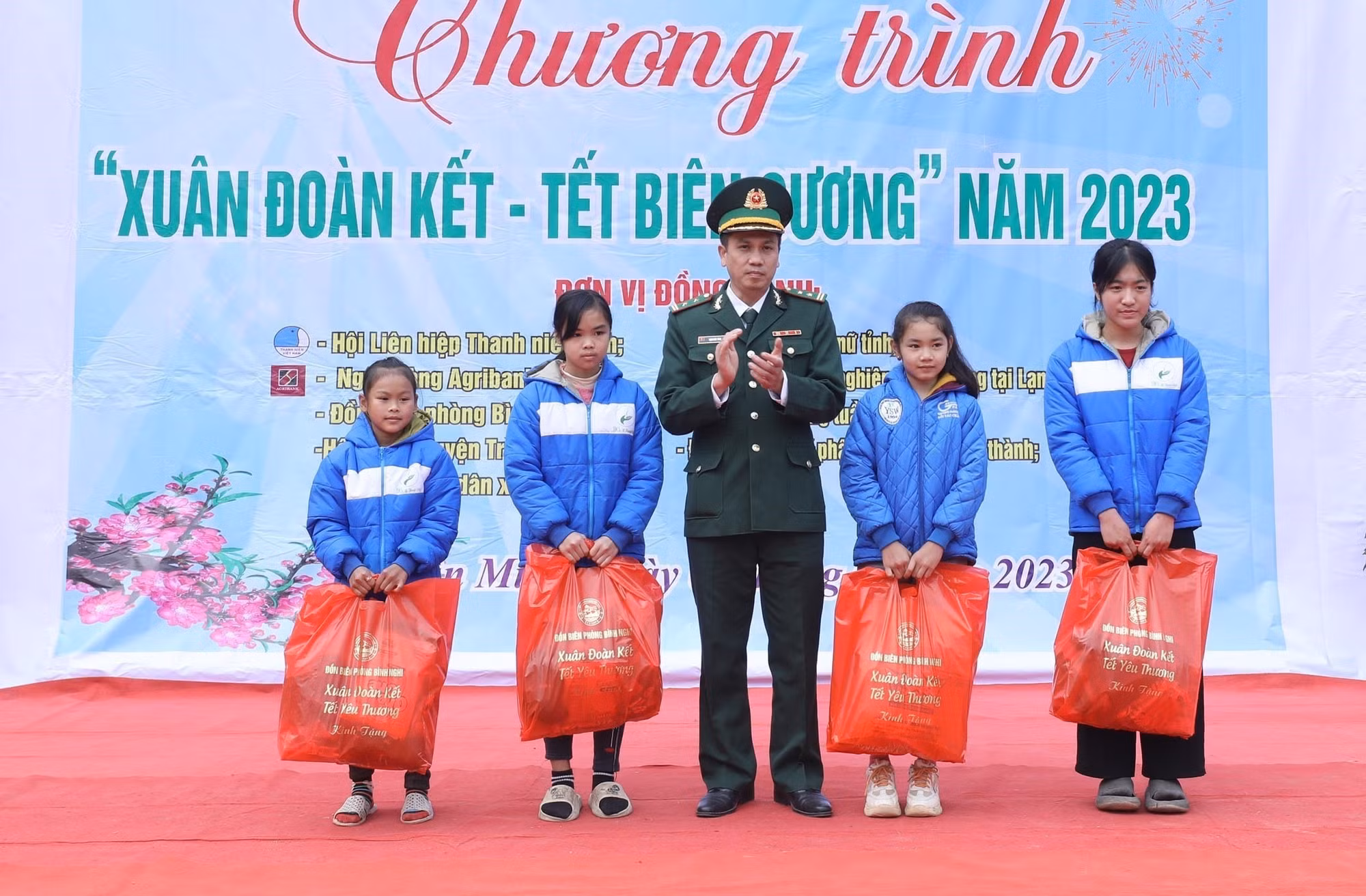 Tặng quà Tết cho học sinh và các gia đình khó khăn tại Lạng Sơn ảnh 5