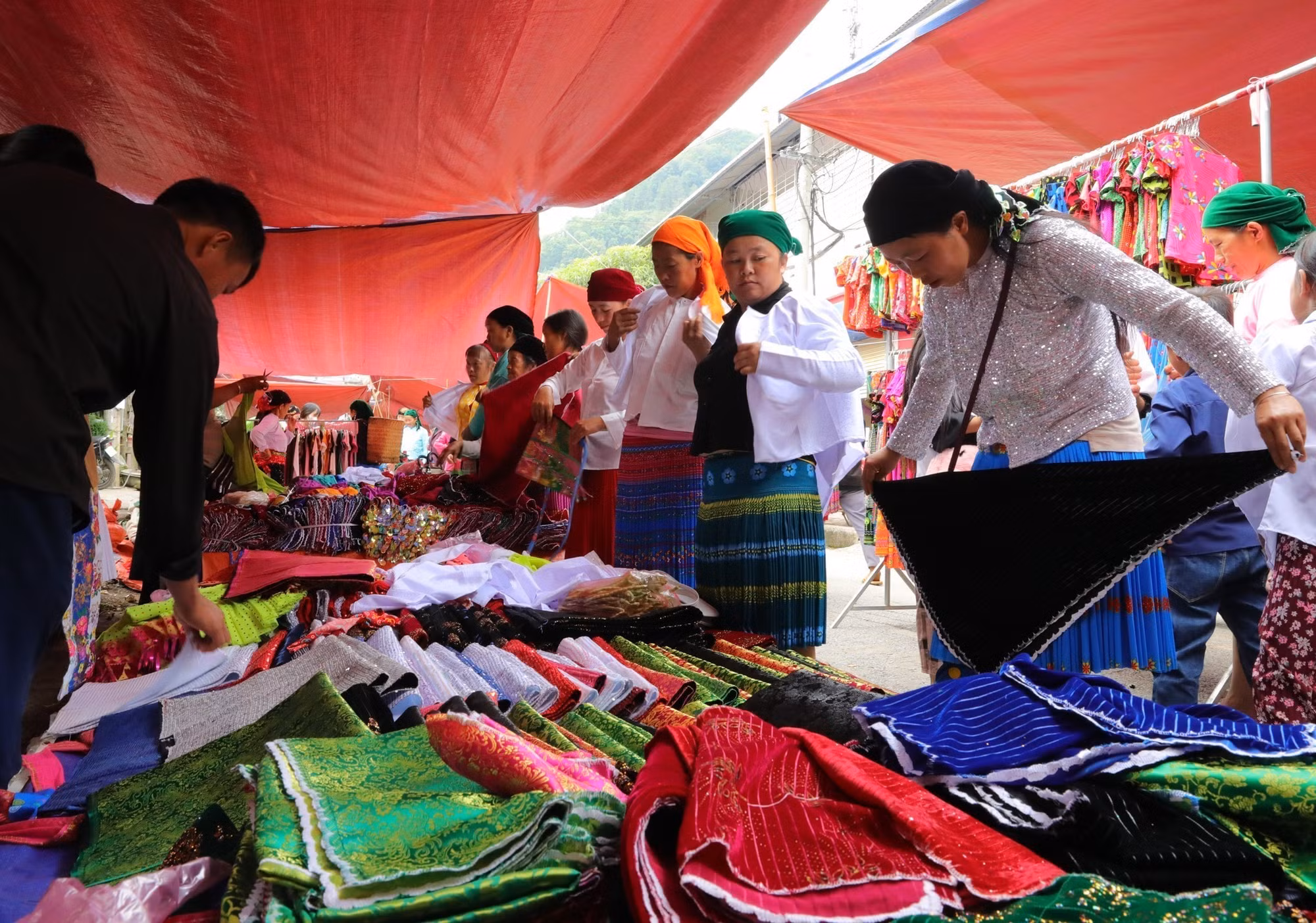 Đồng bào vùng cao Hà Giang nô nức xuống chợ phiên Mèo Vạc ảnh 16