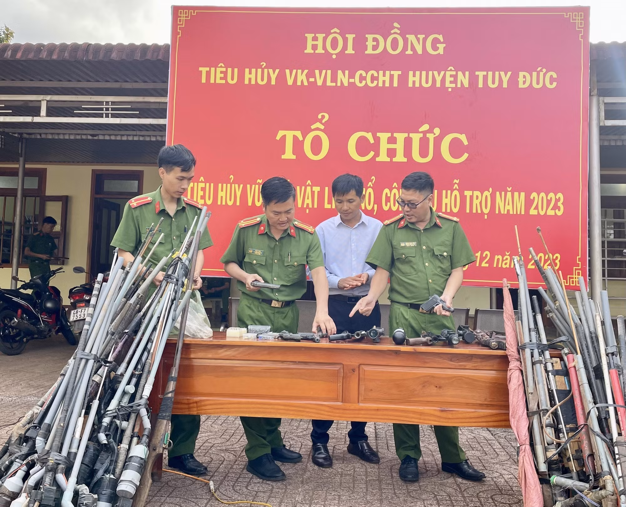 Đắk Nông tiêu hủy hơn 300 vũ khí, vật liệu nổ ảnh 1