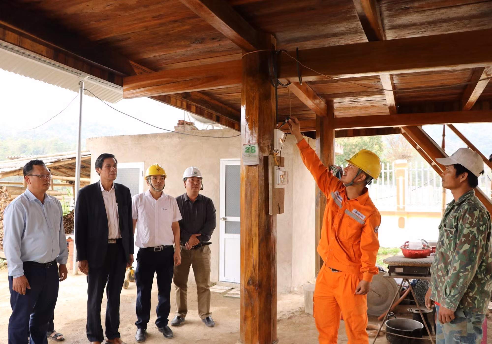 Điện lưới quốc gia đã đến với hơn 100 hộ dân bản Nậm Cầy (Lai Châu) ảnh 5