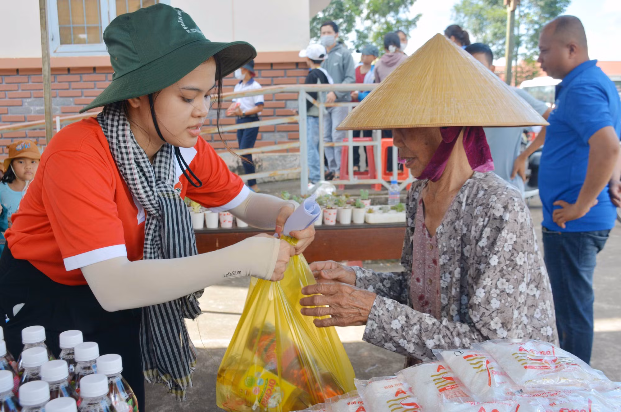 Nhiều hoạt động sôi nổi của thanh niên hướng về biên cương Tổ quốc ảnh 2