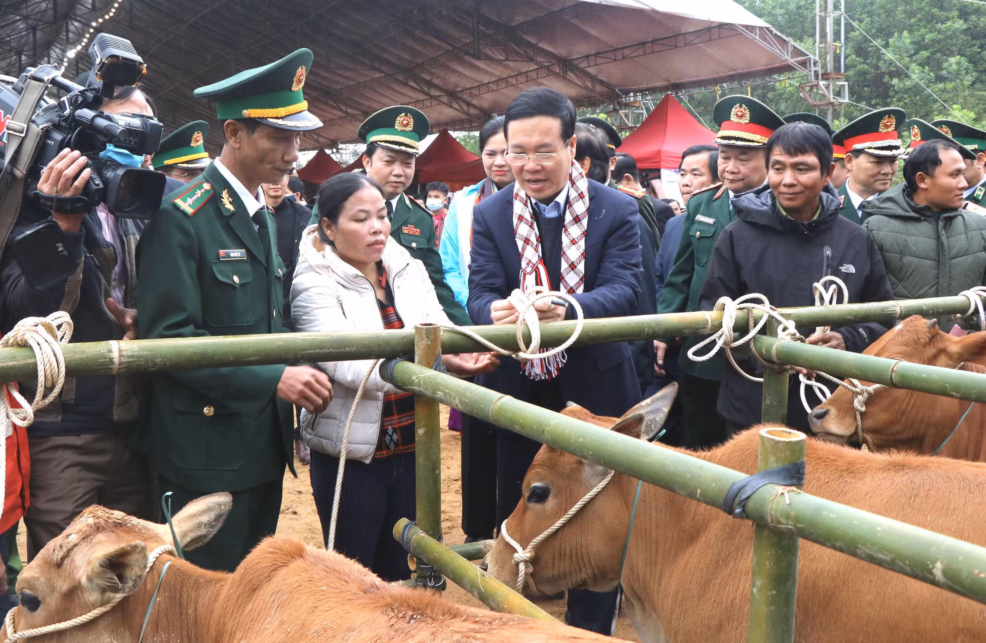 Thường trực Ban Bí thư Võ Văn Thưởng dự chương trình "Xuân Biên phòng ấm lòng dân bản" ảnh 8