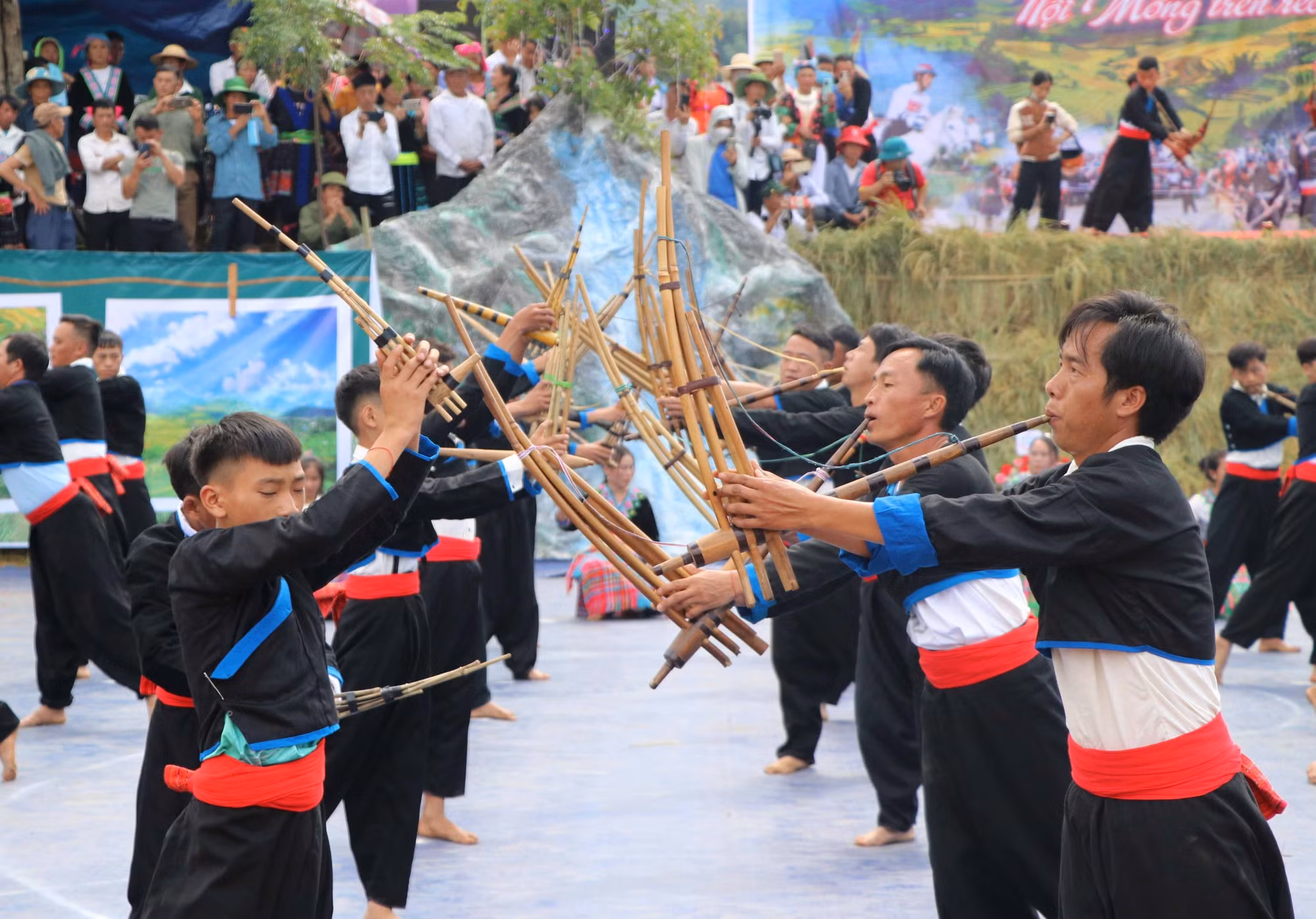 Mãn nhãn màn đồng diễn khèn Mông ảnh 10
