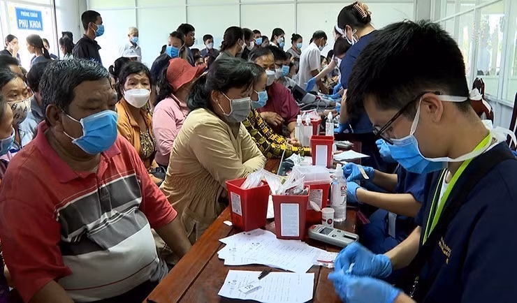 Khám bệnh, cấp thuốc miễn phí cho người có hoàn cảnh khó khăn tại Sóc Trăng ảnh 3