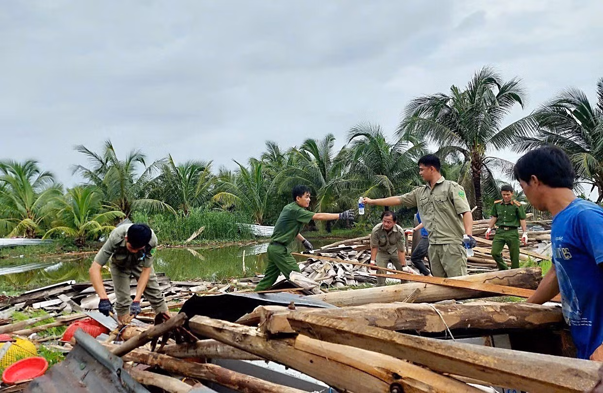 Cà Mau: Nhiều nhà dân bị sập, tốc mái do dông lốc ảnh 2