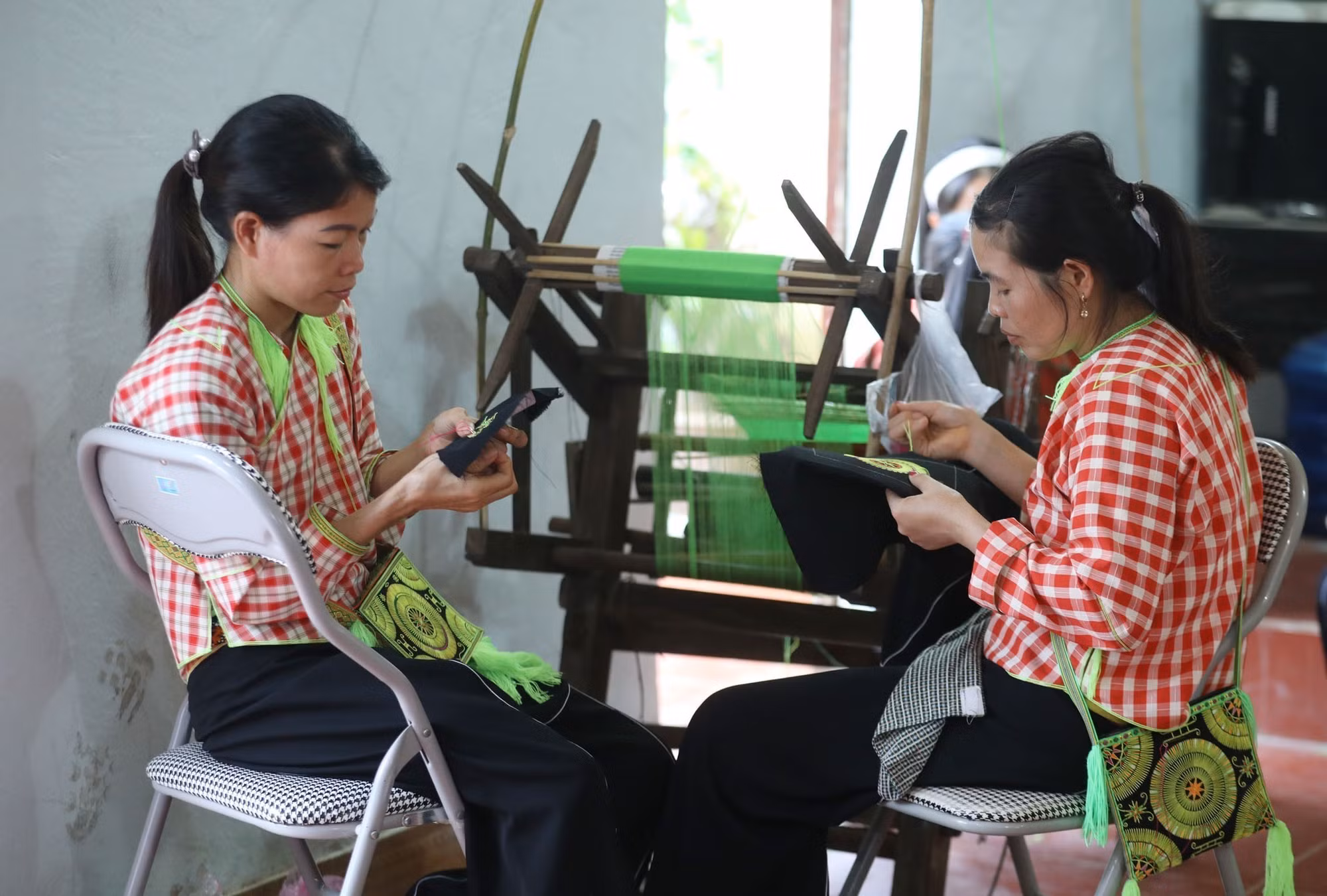 Lạng Sơn mở lớp truyền dạy thực hành nghề thêu, dệt thổ cẩm của người Nùng Phàn SLình ảnh 6