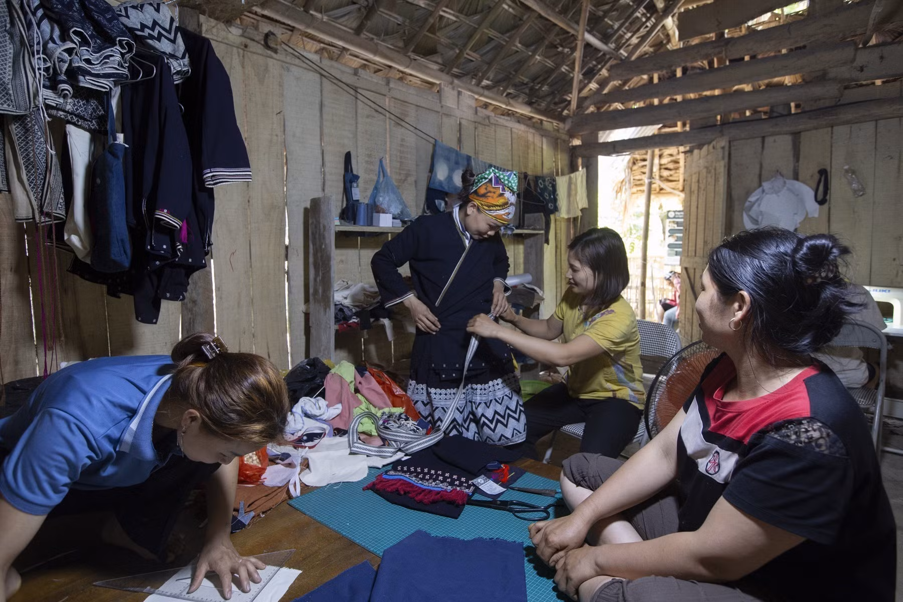Gìn giữ nghề dệt thổ cẩm, bảo tồn nét văn hóa đặc sắc của người Dao Tiền tại Hòa Bình ảnh 16