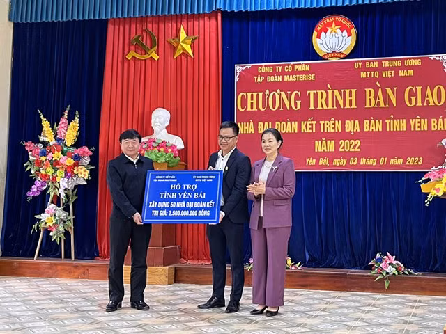 Bàn giao 50 căn nhà Đại đoàn kết tại huyện Văn Chấn (Yên Bái) ảnh 1