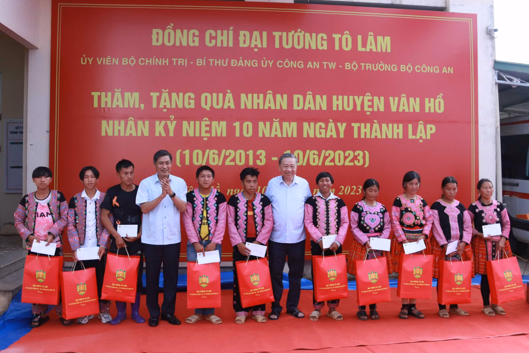 Bộ trưởng Bộ Công an thăm, tặng quà tại huyện Vân Hồ, tỉnh Sơn La ảnh 2