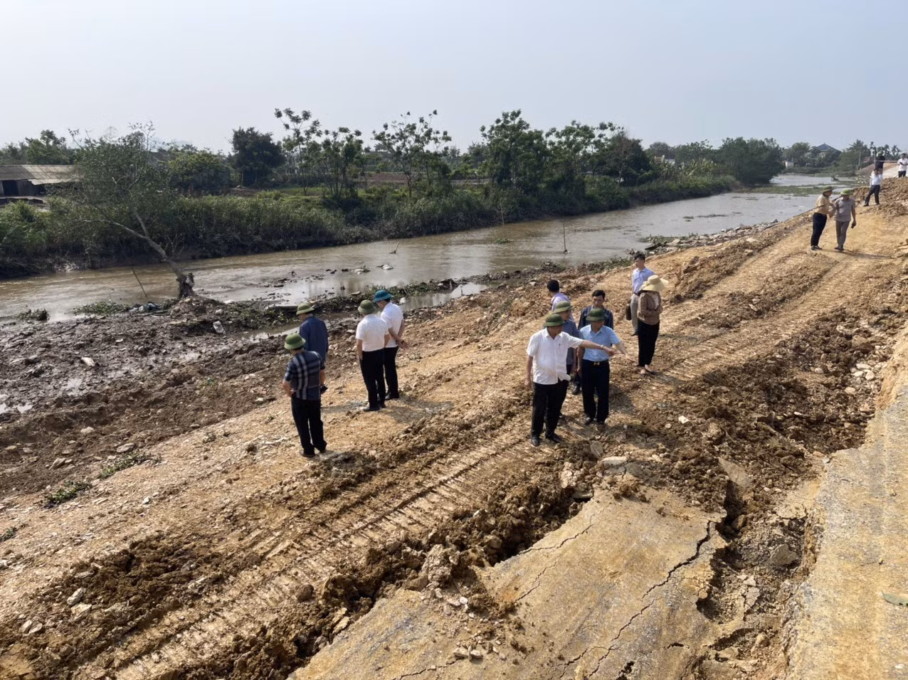 Khẩn trương tìm giải pháp khắc phục sự cố sạt lở đê tả sông Càn ảnh 1
