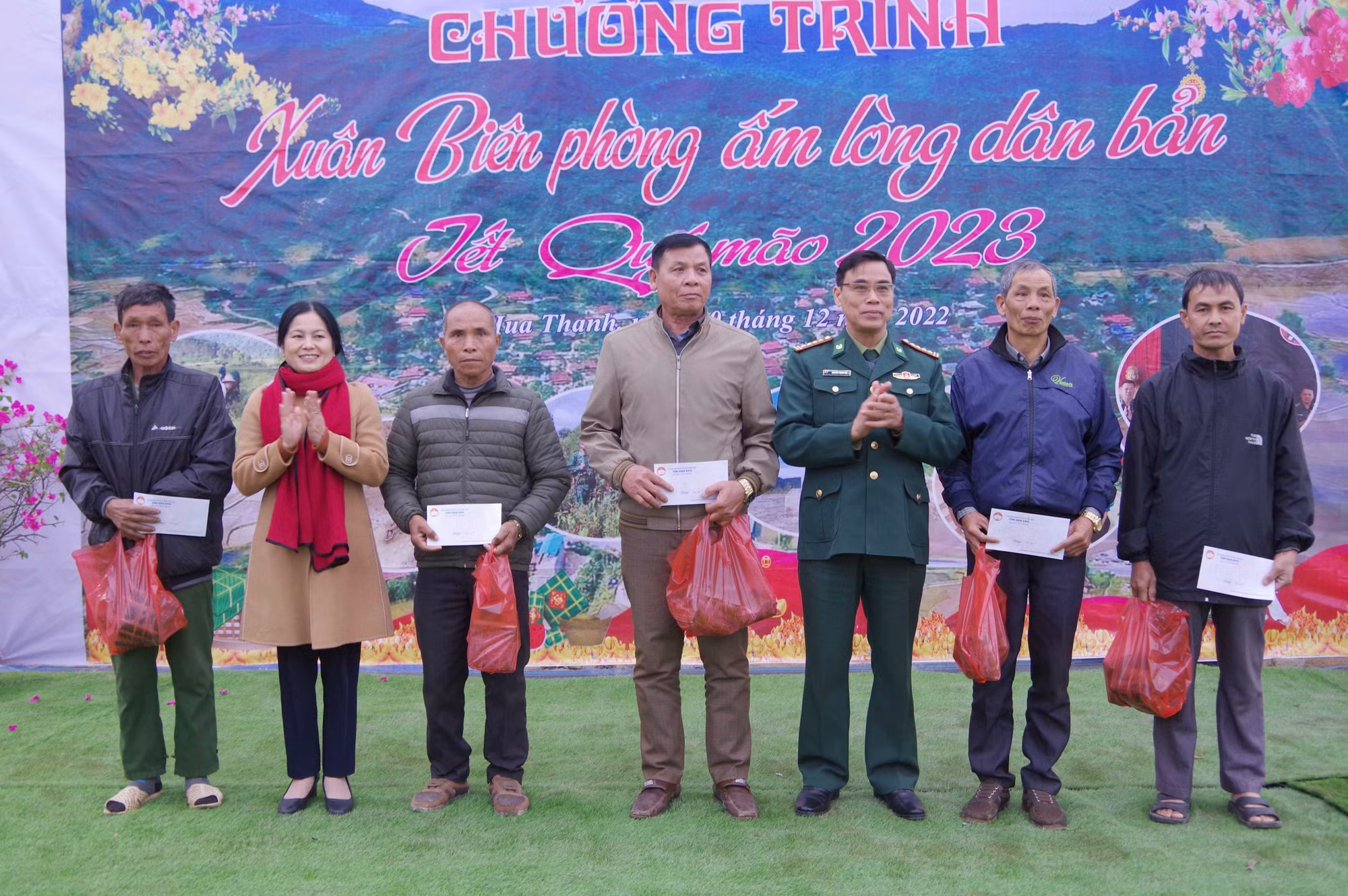 “Xuân Biên phòng ấm lòng dân bản” tại các xã biên giới Điện Biên ảnh 1