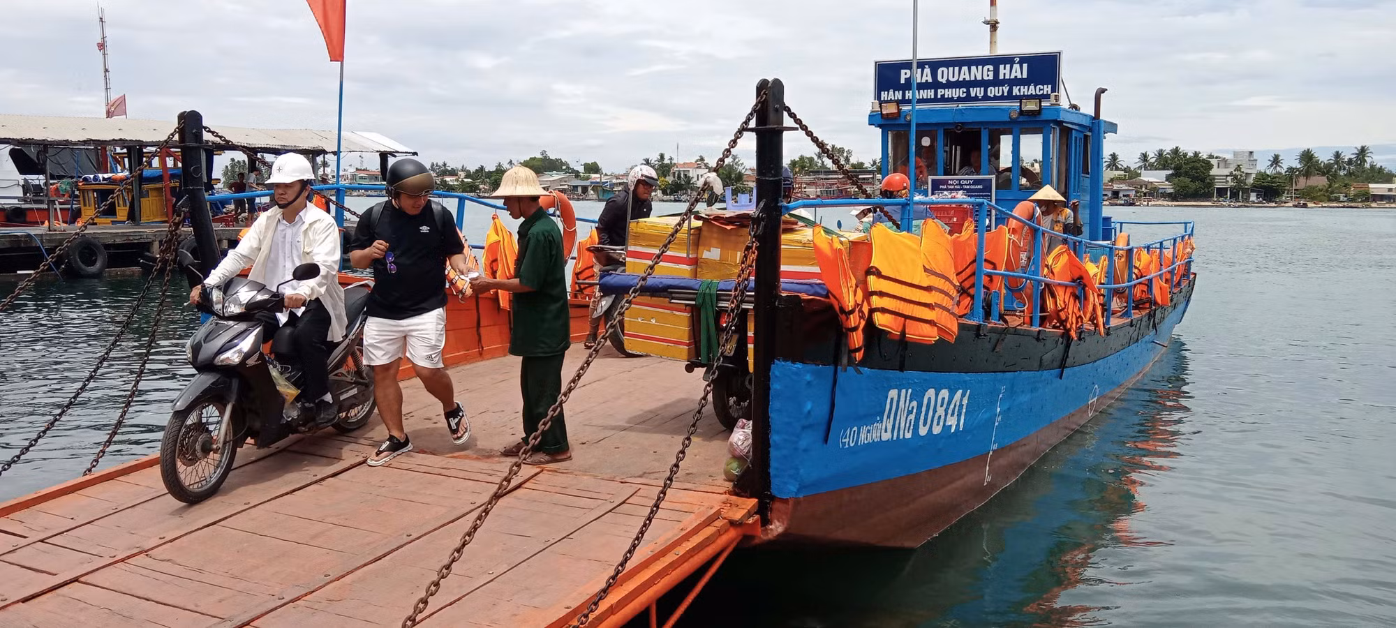 Ứng phó với áp thấp nhiệt đới: Ngư dân Quảng Nam khẩn trương tìm nơi trú ẩn an toàn ảnh 1