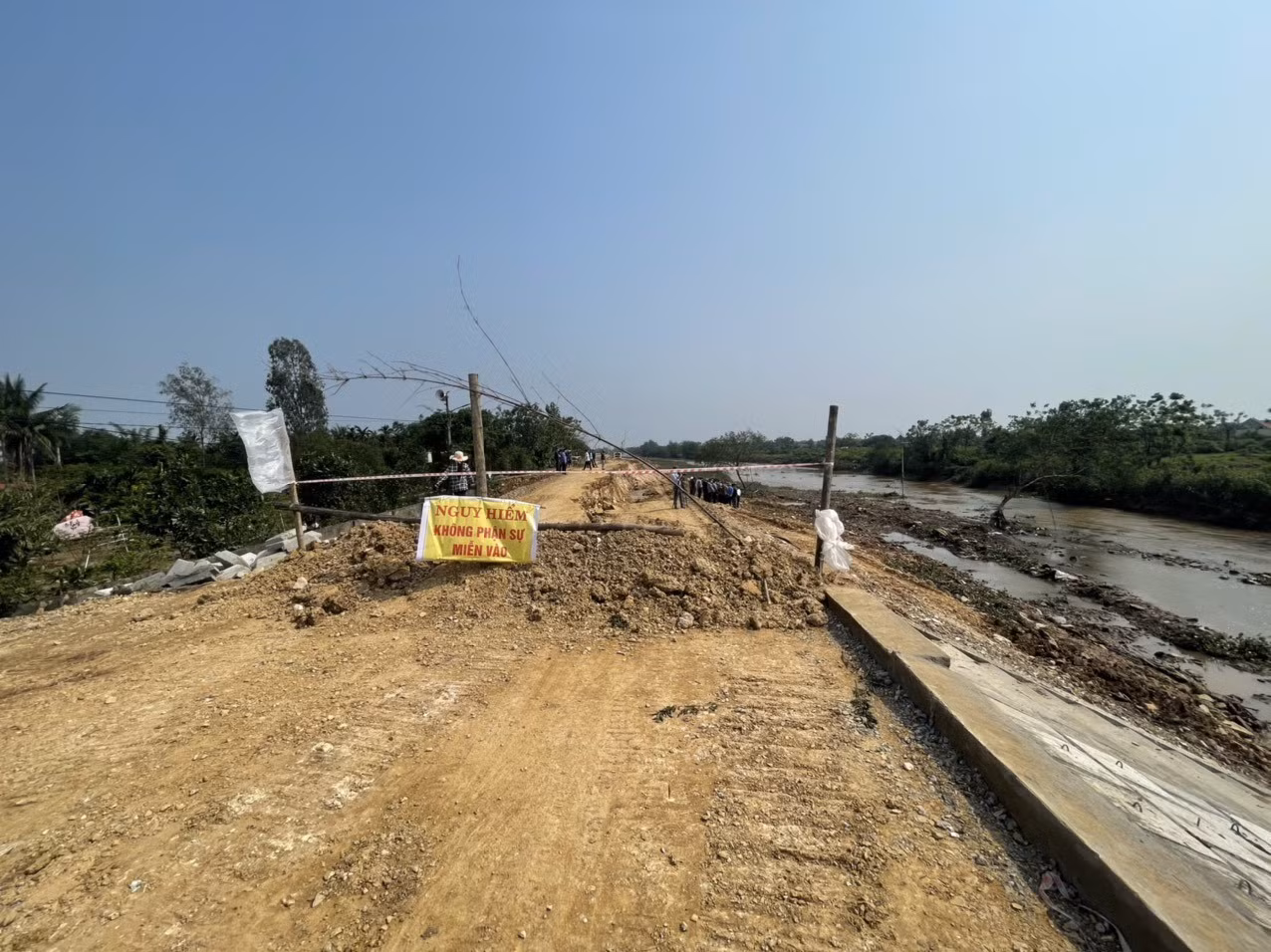 Khẩn trương tìm giải pháp khắc phục sự cố sạt lở đê tả sông Càn ảnh 2