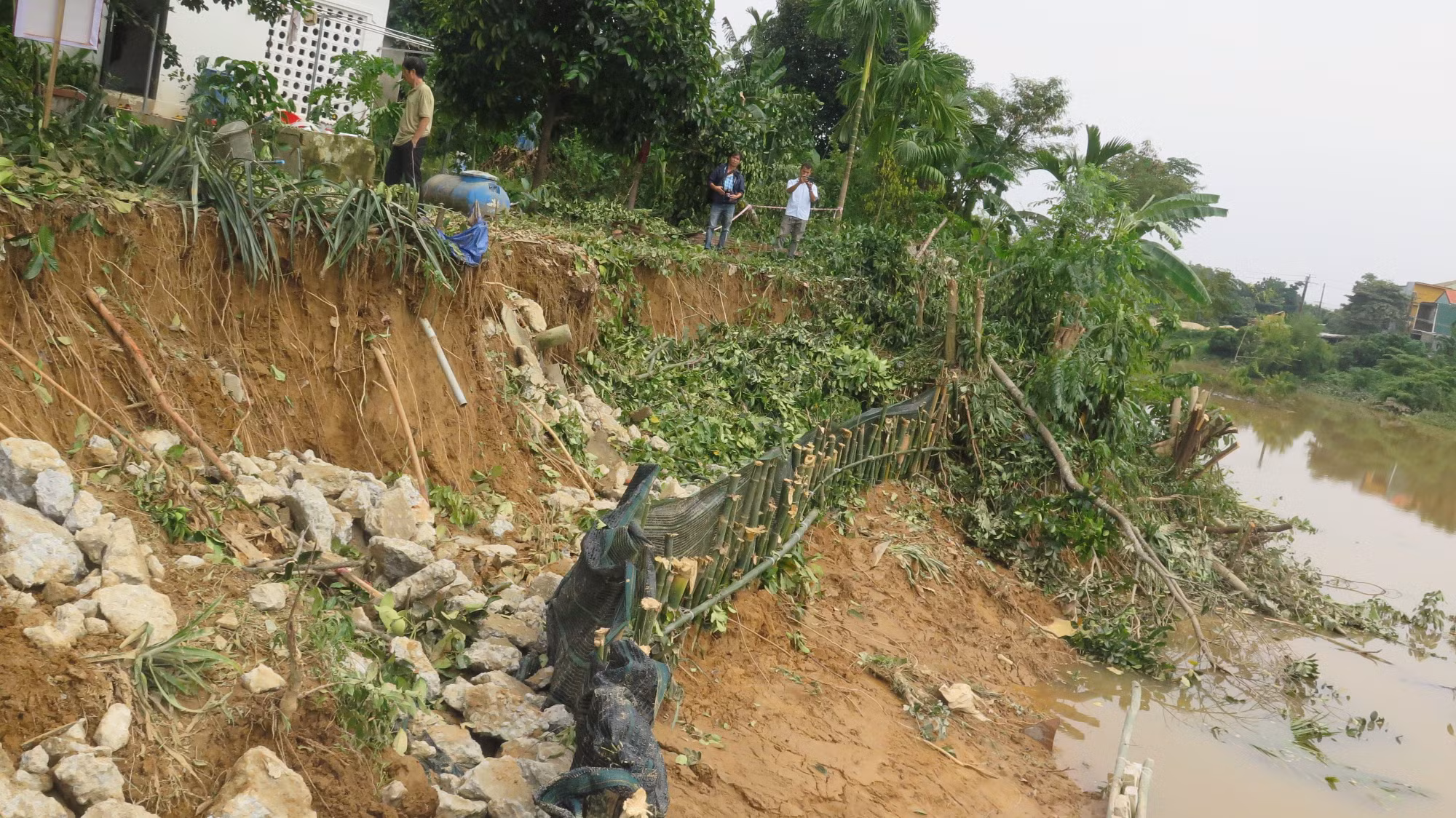 Thừa Thiên - Huế: Khẩn trương khắc phục sạt lở bờ sông ảnh 1