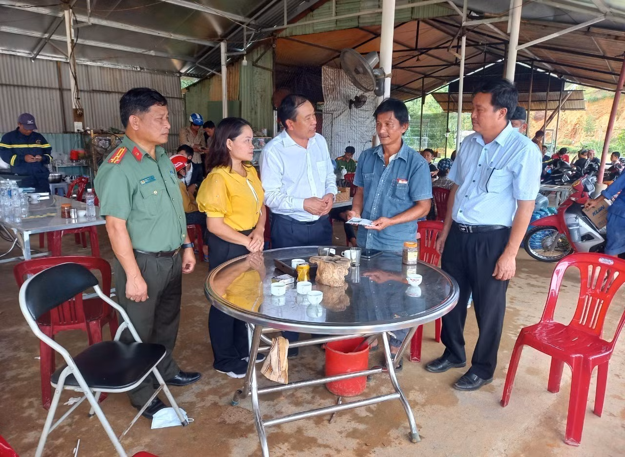 Xuyên đêm tìm kiếm nam thanh niên bị nước lũ cuốn từ Bình Phước ra sông Đồng Nai ảnh 2