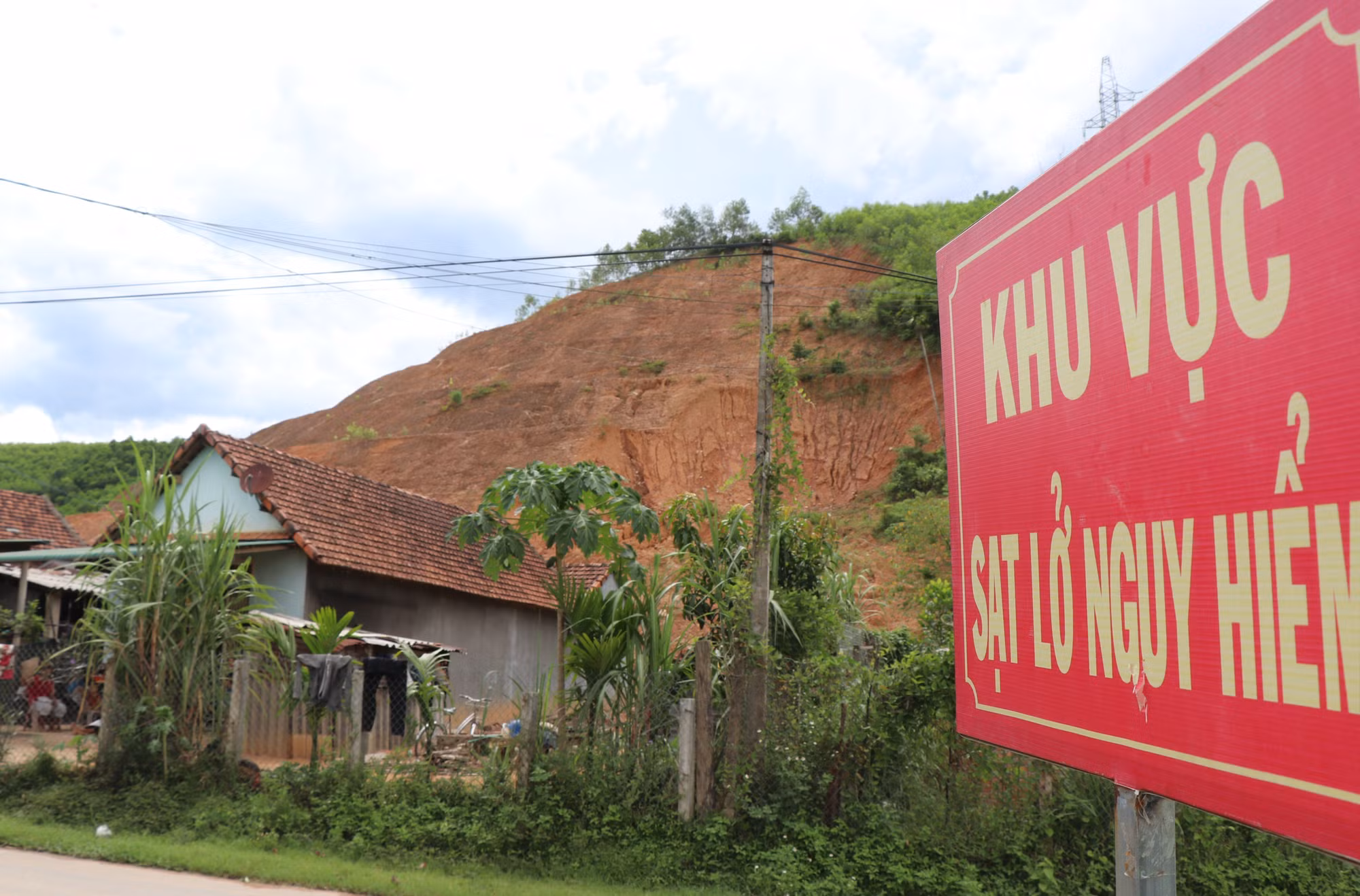 Quảng Ngãi: Sạt lở núi Vang Cà Vãi đe dọa cuộc sống của người dân ảnh 3