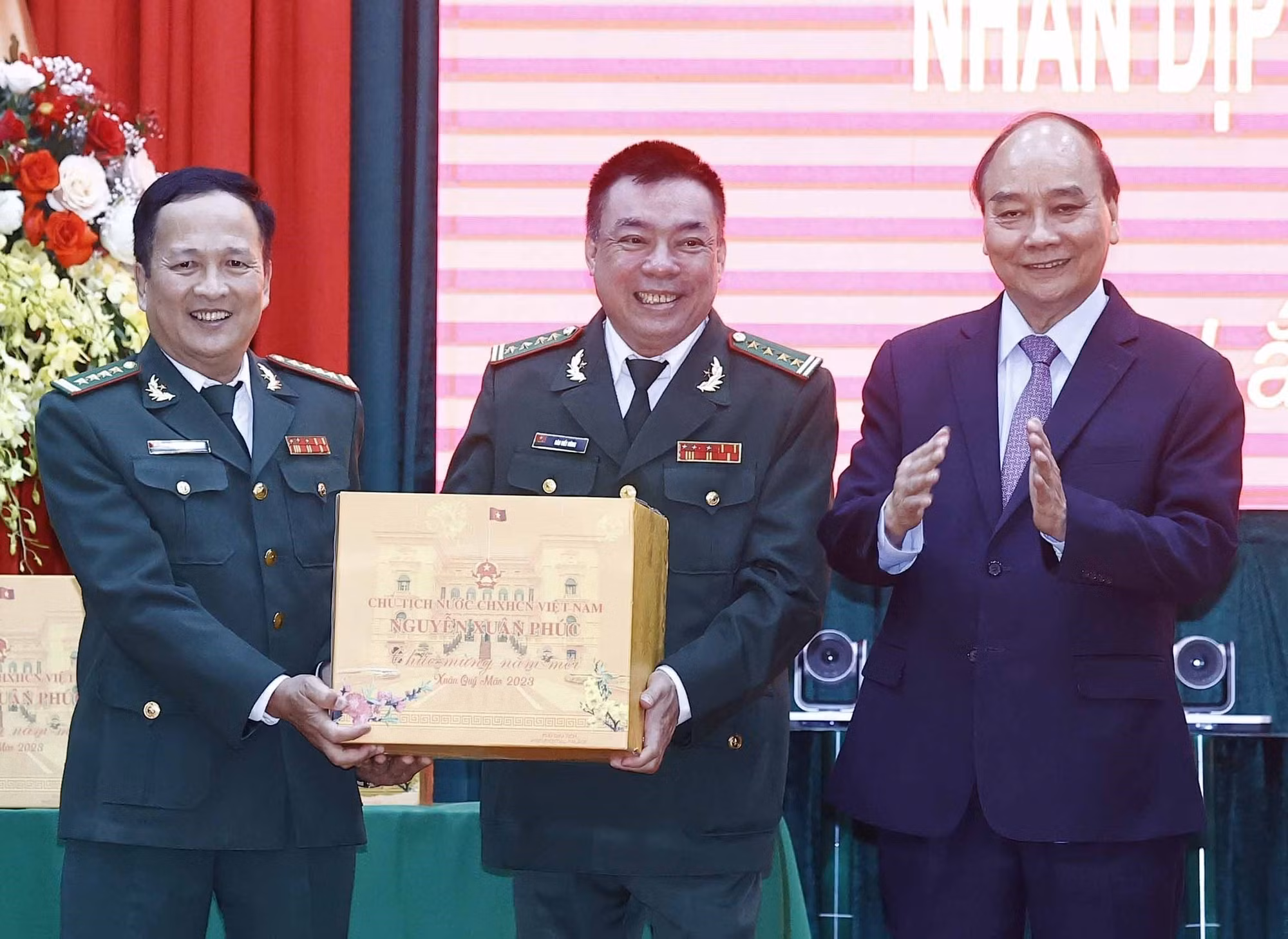 Chủ tịch nước Nguyễn Xuân Phúc kiểm tra công tác ứng trực dịp Tết Nguyên đán của Bộ đội Biên phòng Đắk Lắk ảnh 2