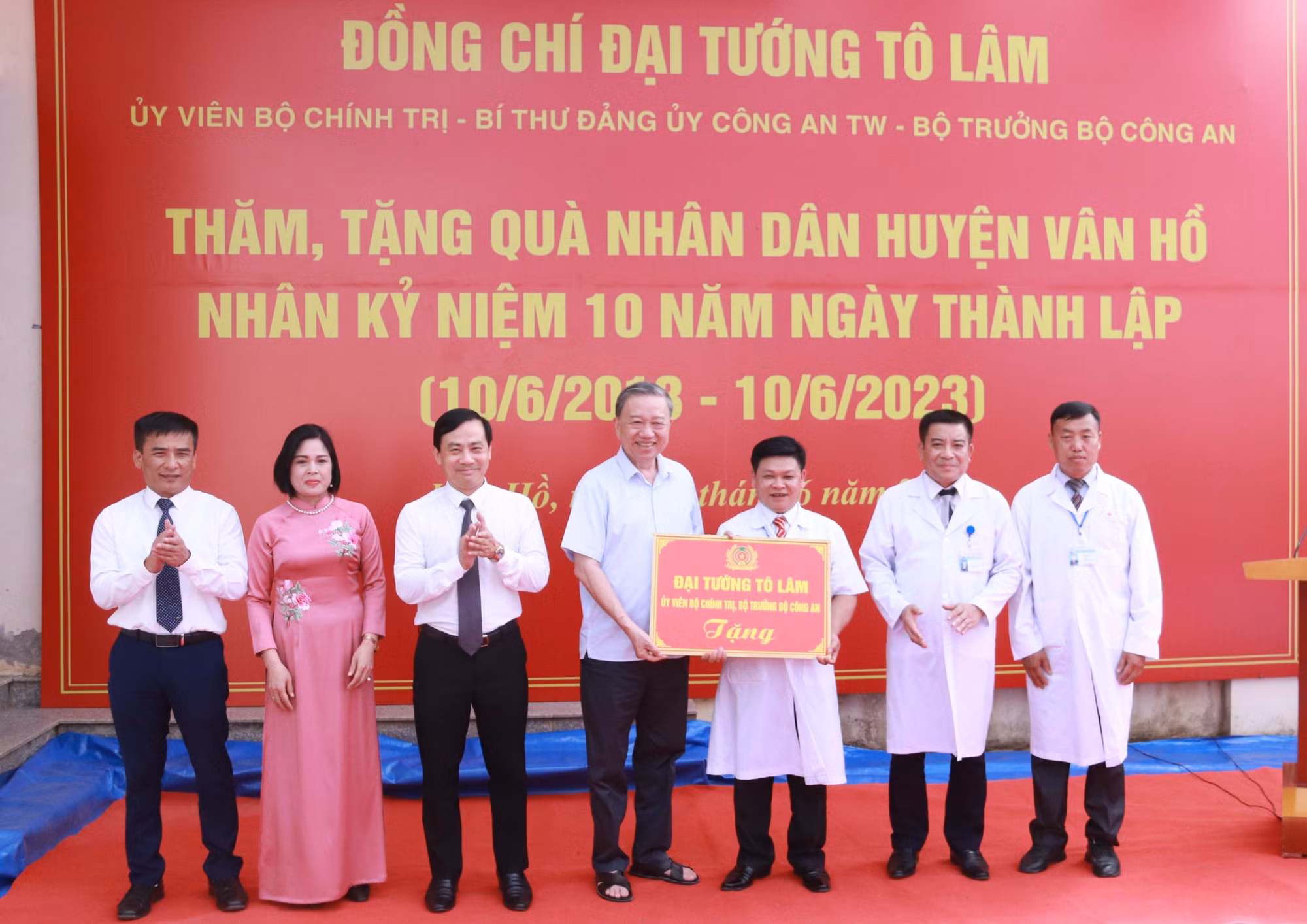 Bộ trưởng Bộ Công an thăm, tặng quà tại huyện Vân Hồ, tỉnh Sơn La ảnh 3