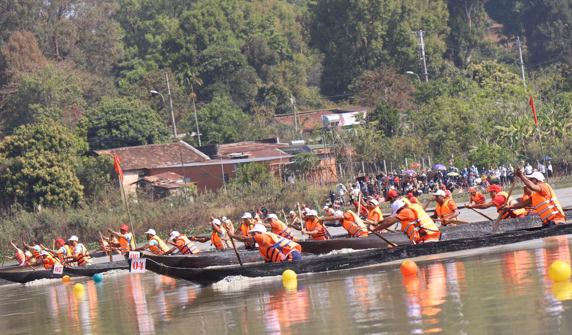 Lễ hội Cà phê Buôn Ma Thuột lần thứ 8: Sôi nổi Hội đua thuyền độc mộc huyện Lắk ảnh 1