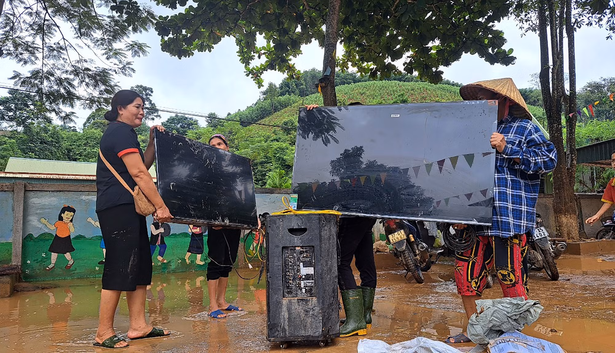 Nhịp sống dần trở lại với người dân vùng “rốn” lũ Nghệ An ảnh 2