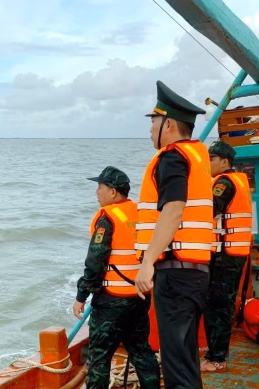 Cứu nạn kịp thời một thuyền viên gặp nạn trên vùng biển Cà Mau ảnh 1