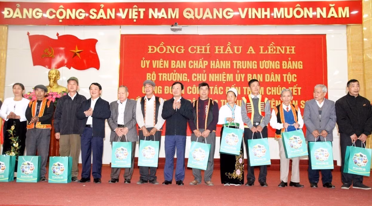 Bộ trưởng, Chủ nhiệm Ủy ban Dân tộc tặng quà Tết đồng bào dân tộc thiểu số tại Phú Thọ ảnh 2