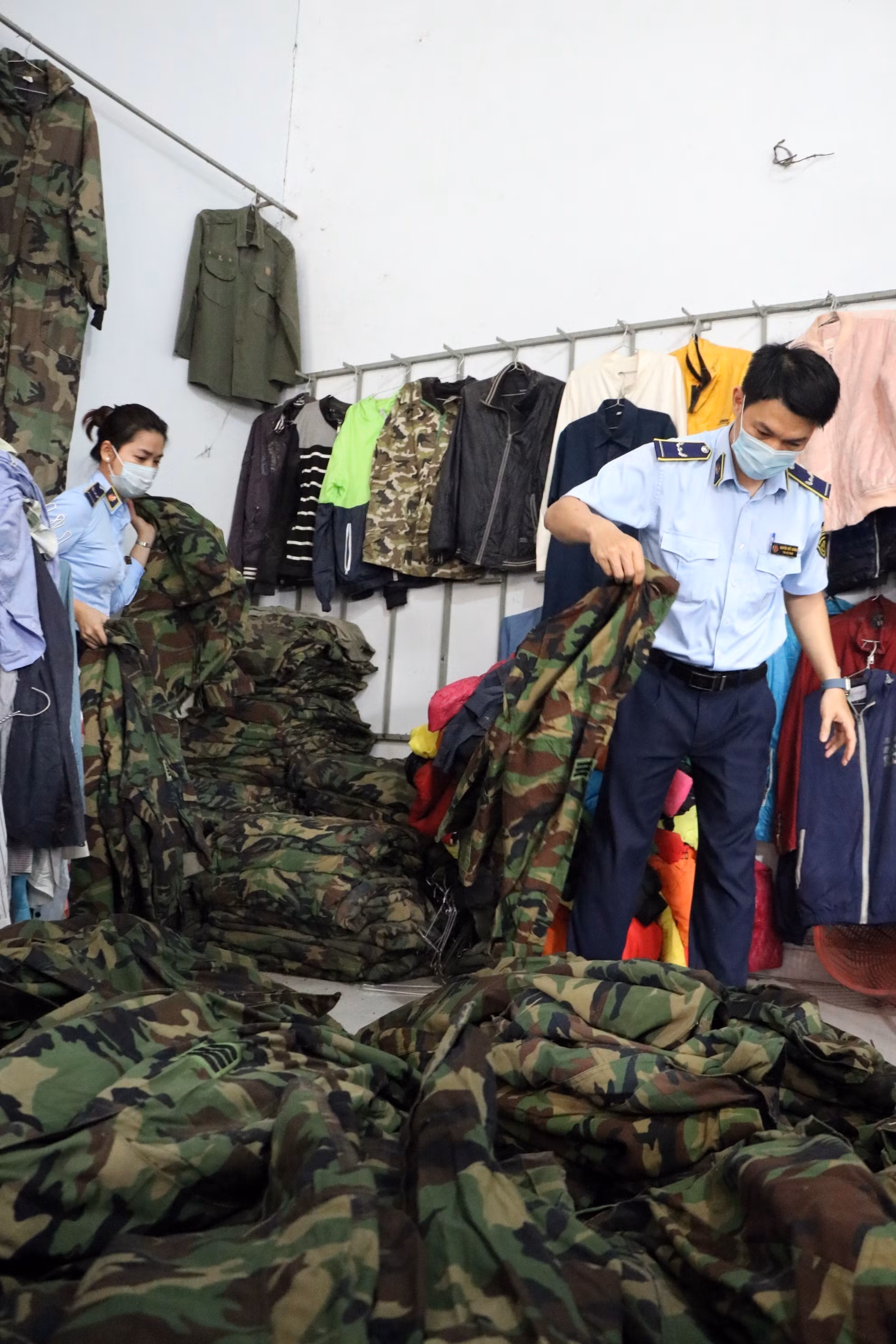 Kon Tum: Phát hiện “kho” quần áo nhập lậu ảnh 1