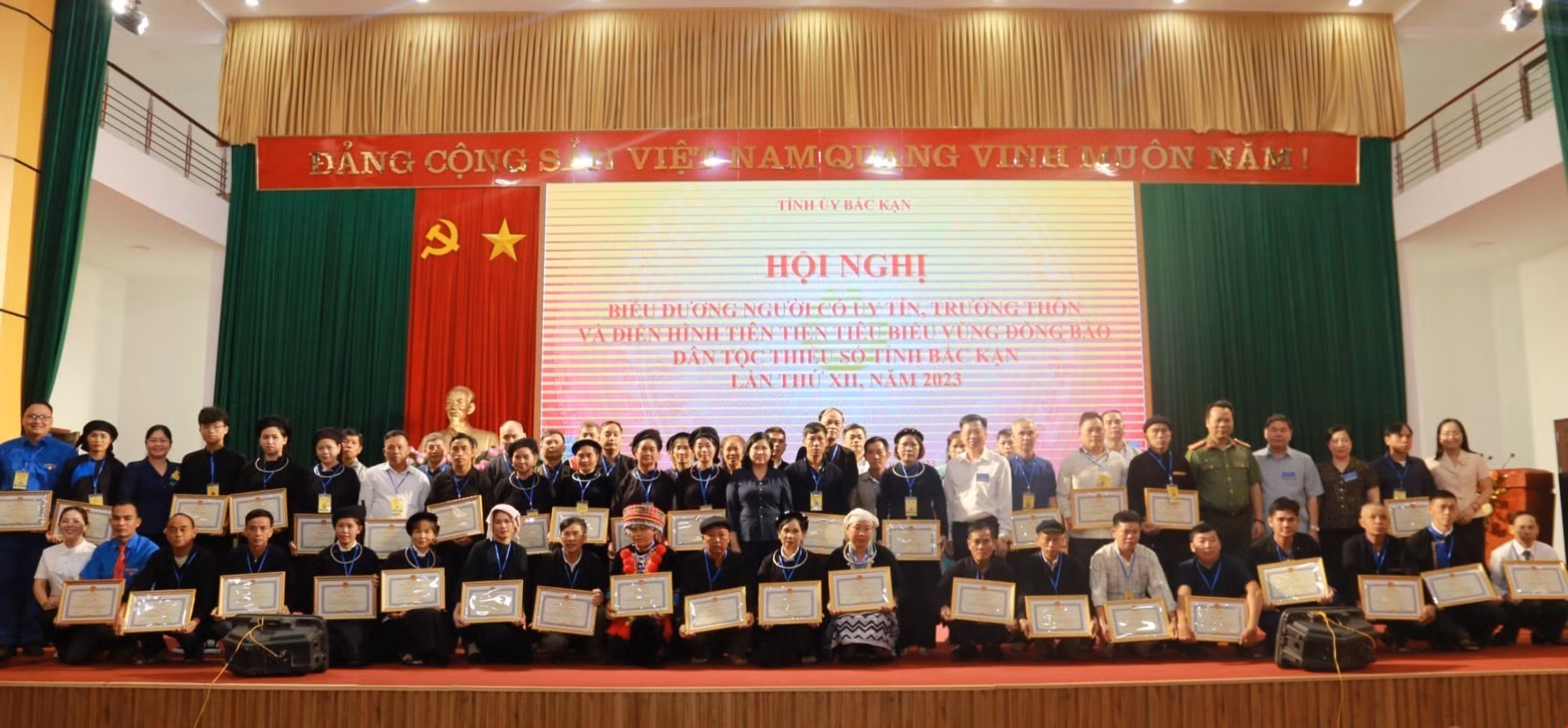 Bắc Kạn biểu dương người có uy tín, trưởng thôn và điển hình tiên tiến vùng dân tộc thiểu số ảnh 1