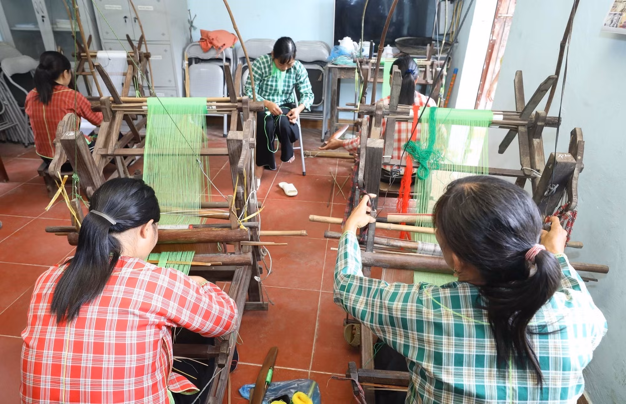 Lạng Sơn mở lớp truyền dạy thực hành nghề thêu, dệt thổ cẩm của người Nùng Phàn SLình ảnh 3