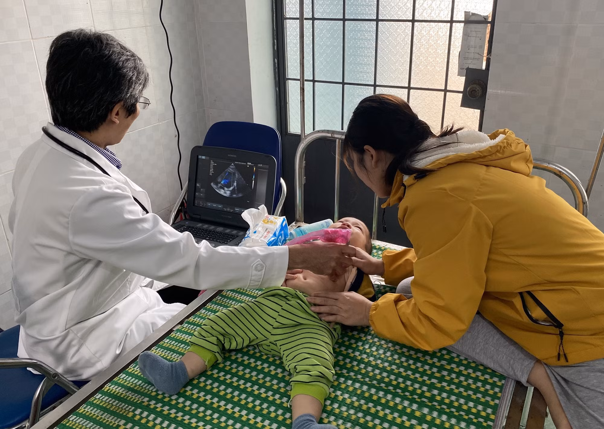 Khám tầm soát bệnh tim bẩm sinh miễn phí cho trẻ em miền núi Phú Yên ảnh 1