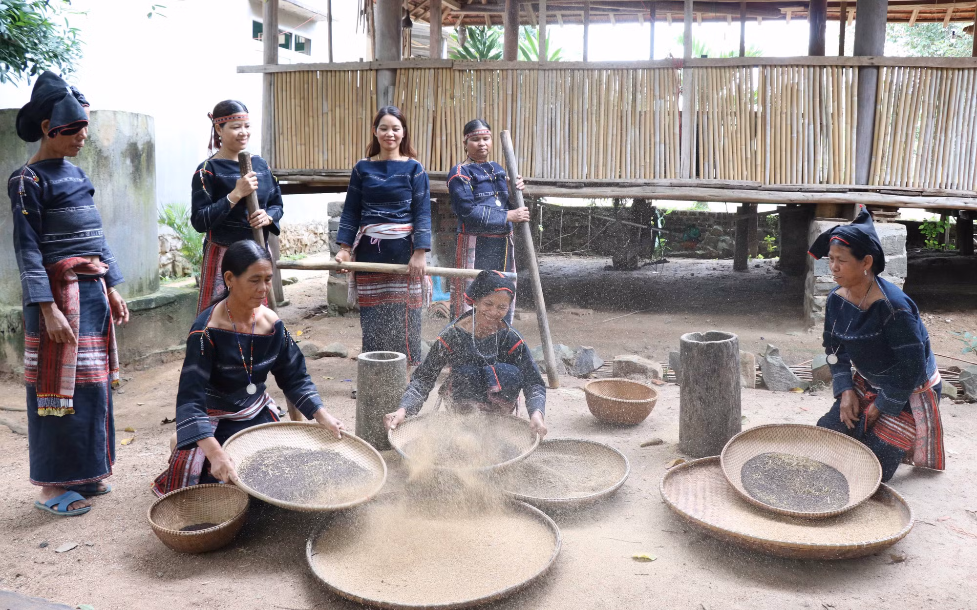 Say nồng rượu cần men lá Tây Nguyên ảnh 6