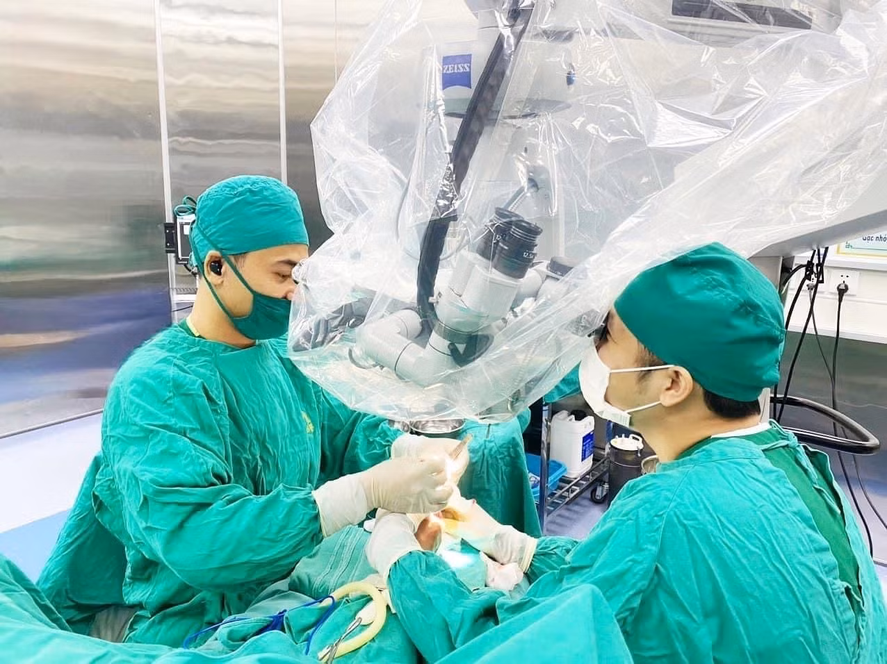 Nối thành công cẳng chân đứt rời cho nam bệnh nhân bị tai nạn lao động ảnh 1