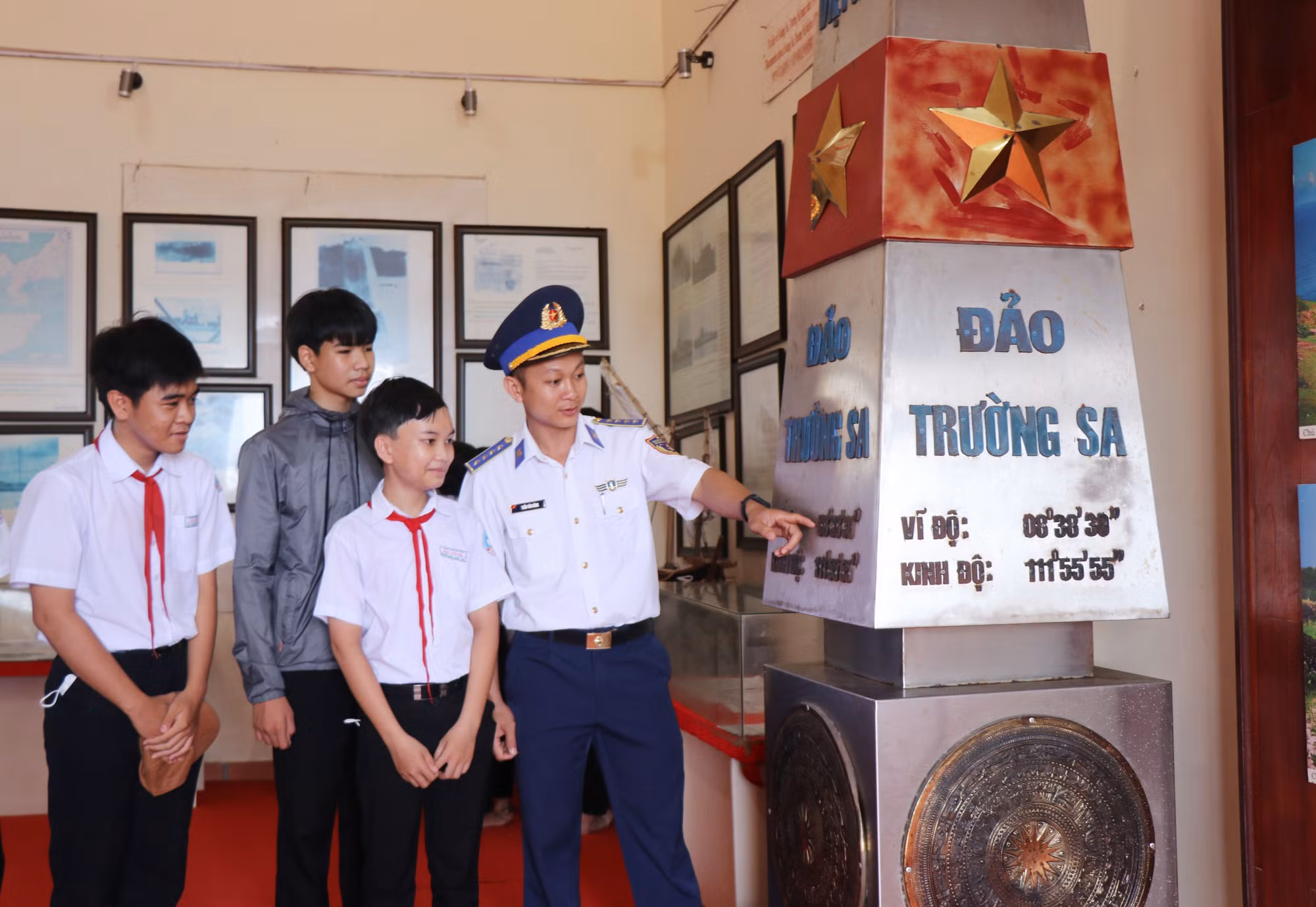 Trưng bày tư liệu, hiện vật "Lý Sơn - Di sản văn hóa biển đảo" ảnh 3