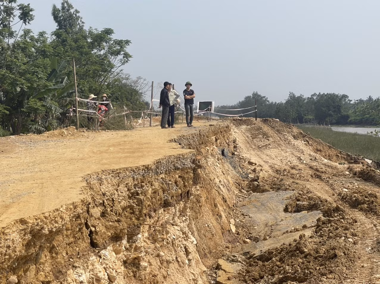 Khẩn trương tìm giải pháp khắc phục sự cố sạt lở đê tả sông Càn ảnh 3