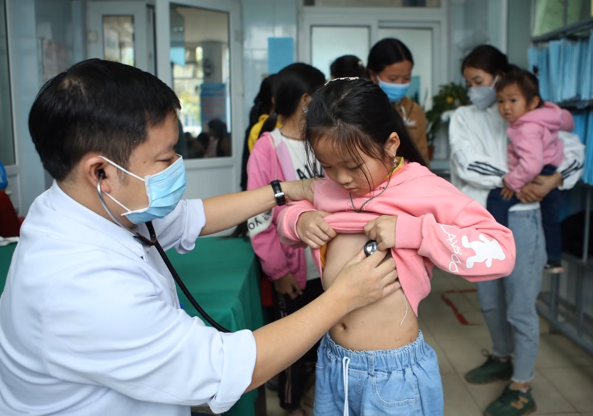Hơn 2.500 trẻ em Lai Châu được khám sàng lọc bệnh tim miễn phí ảnh 1