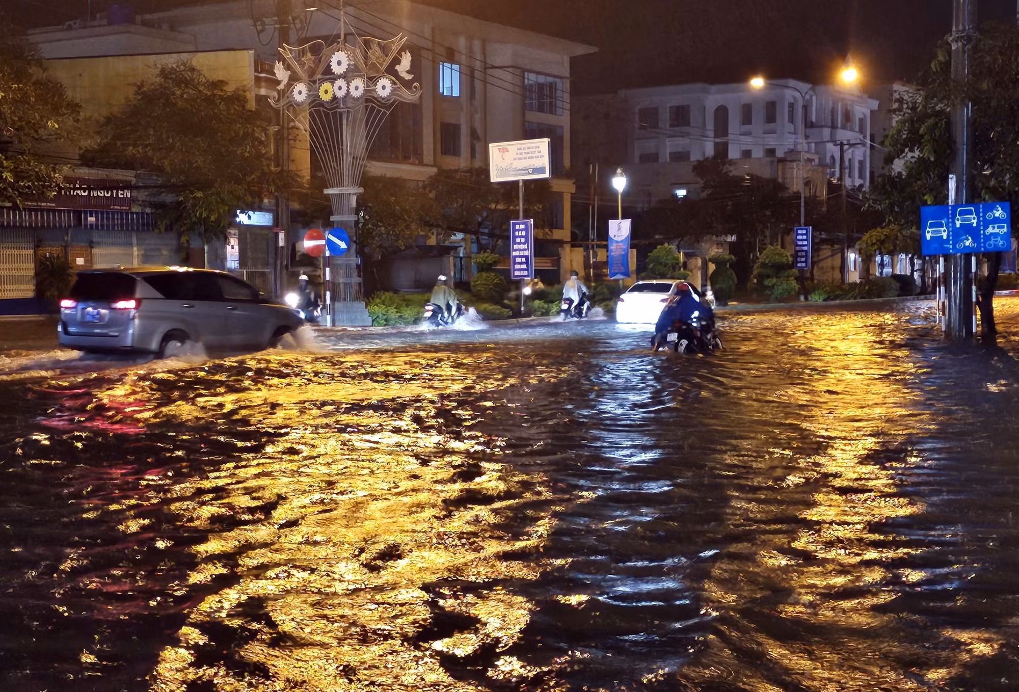 Sóc Trăng: Mưa lớn kéo dài gây khó khăn cho người dân ảnh 1 Sóc Trăng: Mưa lớn kéo dài gây khó khăn cho người dân ảnh 1