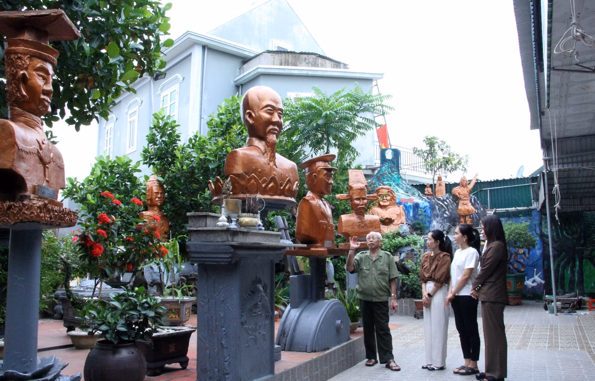 Vườn tượng đặc sắc về các vĩ nhân và anh hùng dân tộc ảnh 2