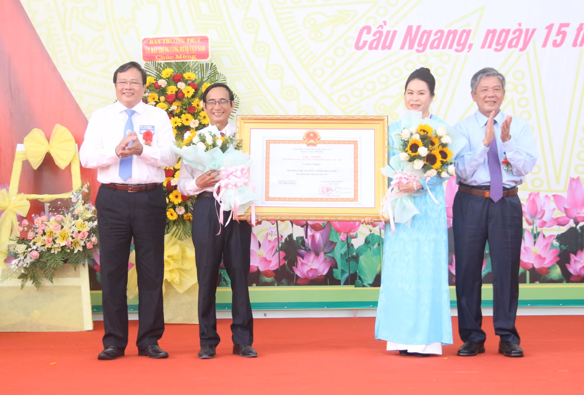 Trà Vinh công bố huyện Cầu Ngang đạt chuẩn nông thôn mới ảnh 1