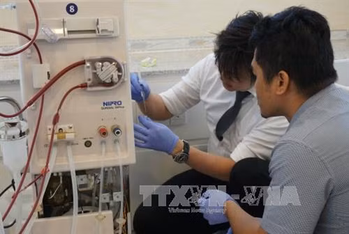 Chuyên gia Nhật hỗ trợ huấn luyện chuyển giao kỹ thuật, quy trình lọc máu kỹ thuật cao theo tiêu chuẩn Nhật Bản cho y bác sỹ tại Trung tâm Lọc máu kỹ thuật cao Bệnh viện Nguyễn Tri Phương. Ảnh: Phương Vy-TTXVN.