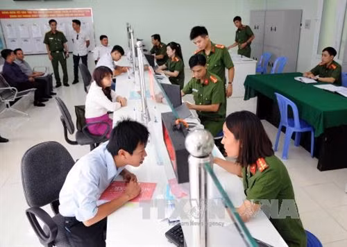 Hướng dẫn, tiếp nhận, giải quyết thủ tục hồ sơ của doanh nghiệp đăng ký phòng cháy chữa cháy tại Cảnh sát PCCC Tp. Hồ Chí Minh. Ảnh: An Hiếu - TTXVN