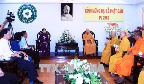 Bà Võ Thị Dung, Phó Bí thư Thành ủy Thành phố Hồ Chí Minh thăm Văn phòng 2 Giáo hội Phật giáo Việt Nam và chúc mừng Hòa thượng Thích Thiện Nhơn, Chủ tịch Hội đồng Trị sự Giáo hội Phật giáo Việt Nam. Ảnh: Xuân Khu-TTXVN